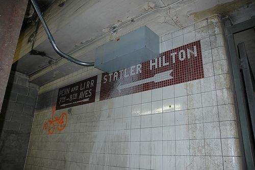 Photo of disused underground "Gimbels Passageway" connecting the Herald Square transportation services (the 6th Avenue IND subway lines, the Broadway BMT subway lines, and PATH) to Penn Station.